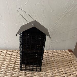 🐦‍⬛🐦‍⬛Black Metal Hanging Bird Feeder with oil rubbed bronze Roof